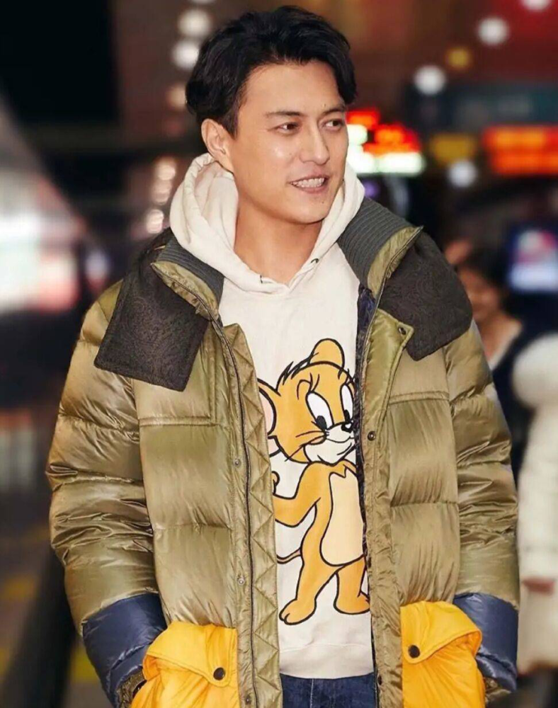 靳东|连靳东都难逃一劫？大妈狂热追星的背后，见证了中国人迷之审美