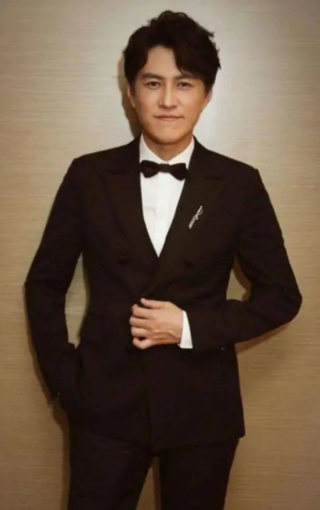 靳东|连靳东都难逃一劫？大妈狂热追星的背后，见证了中国人迷之审美