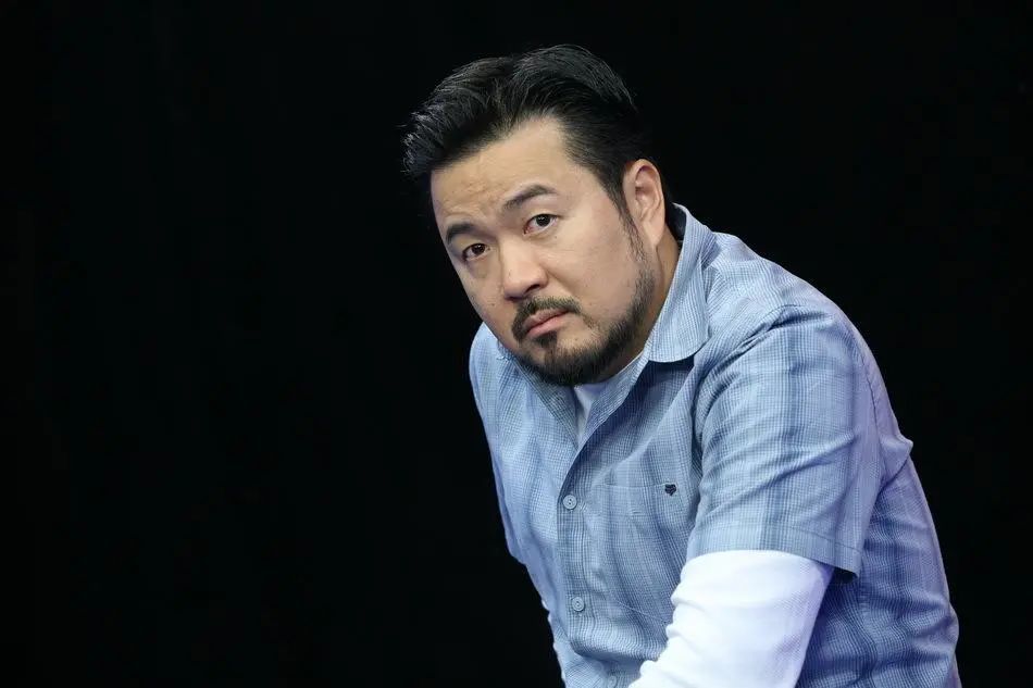 的是, 剧中男主没有选择华裔演员,而是 由日本演员安德鲁·浩二来饰演