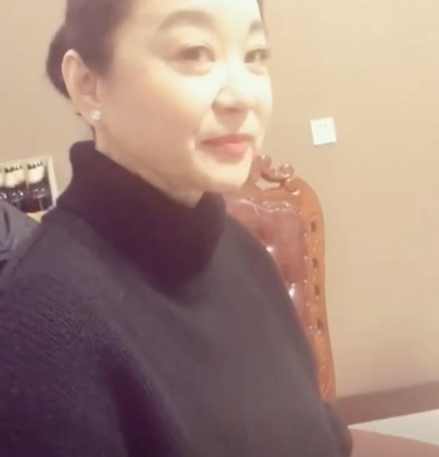 林青霞|66岁林青霞近况曝光，与摄影师谈新工作，傲娇小表情还原东方不败