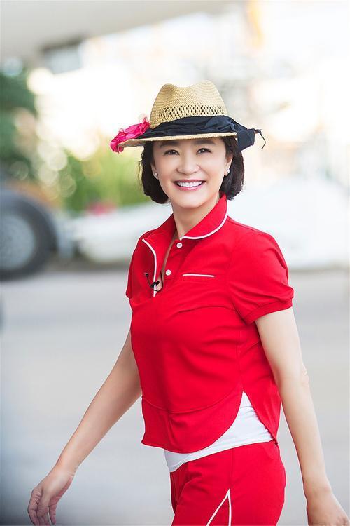 林青霞|66岁林青霞近况曝光，与摄影师谈新工作，傲娇小表情还原东方不败