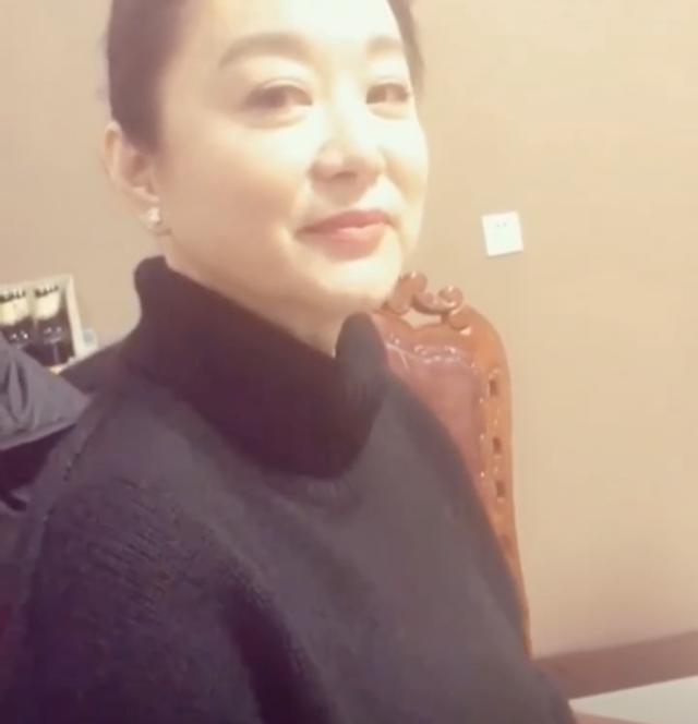 林青霞|66岁林青霞近况曝光，与摄影师谈新工作，傲娇小表情还原东方不败