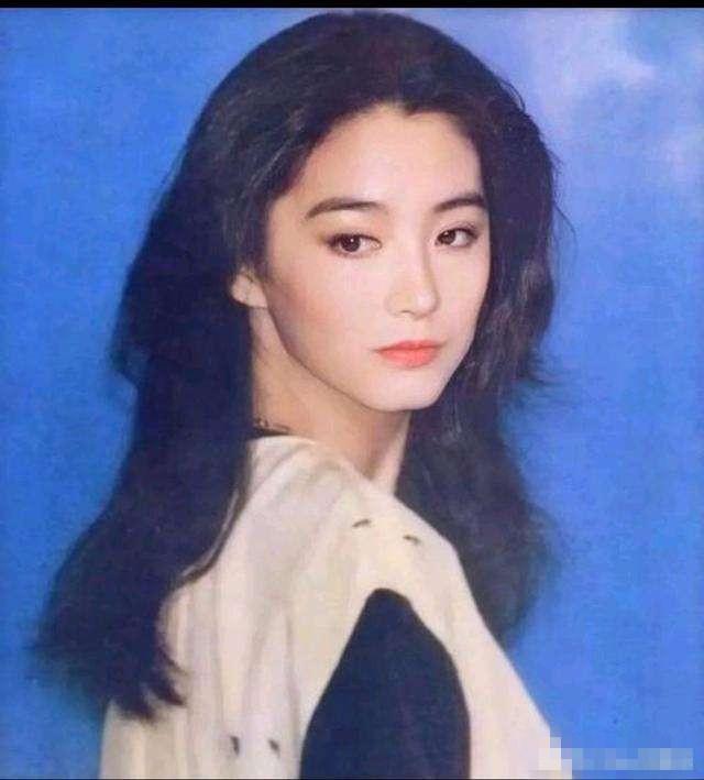 林青霞|66岁林青霞近况曝光，与摄影师谈新工作，傲娇小表情还原东方不败