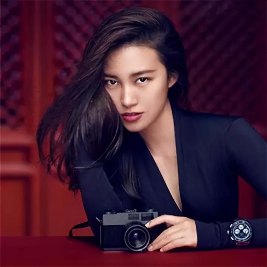 林青霞|66岁林青霞近况曝光，与摄影师谈新工作，傲娇小表情还原东方不败