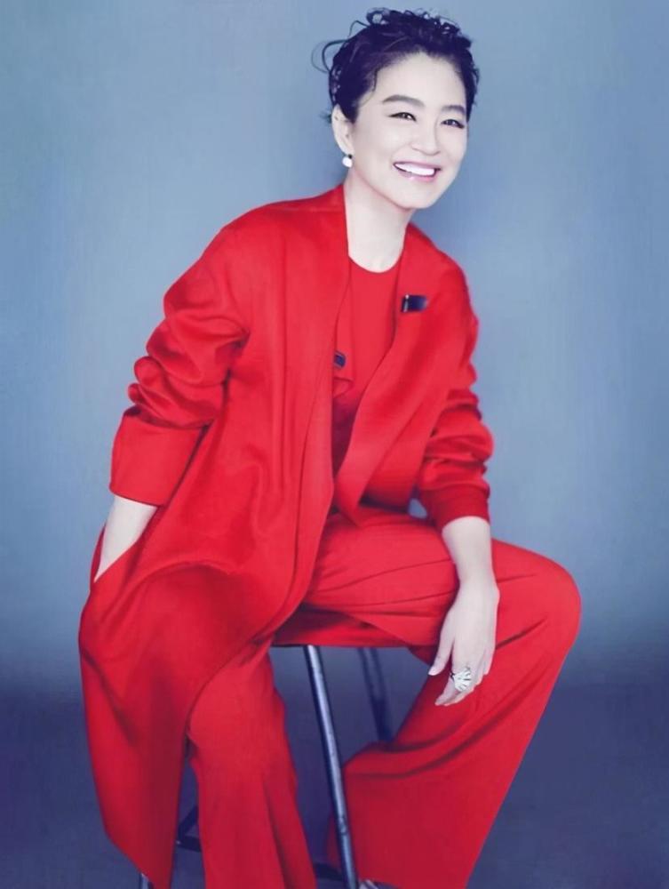 林青霞|66岁林青霞近况曝光，与摄影师谈新工作，傲娇小表情还原东方不败