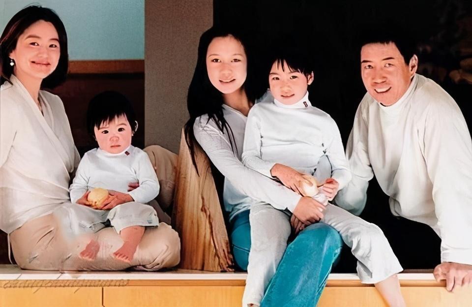 林青霞|66岁林青霞近况曝光，与摄影师谈新工作，傲娇小表情还原东方不败