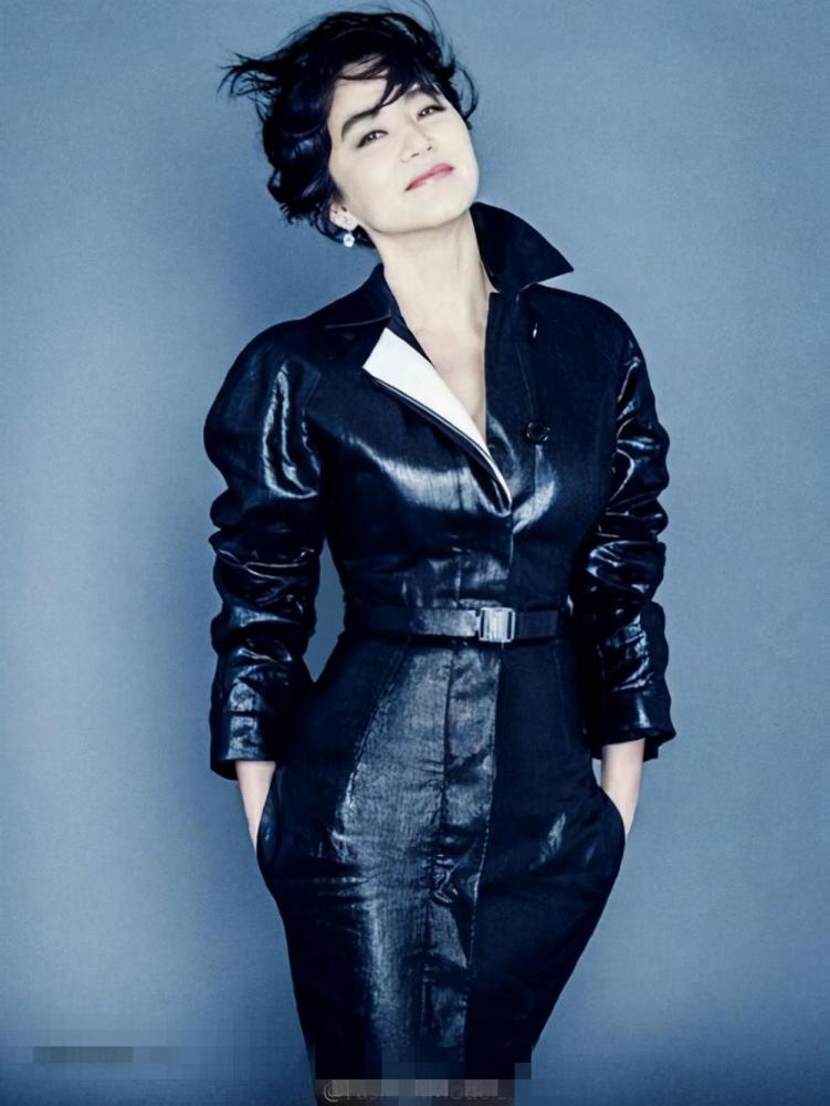 林青霞|66岁林青霞近况曝光，与摄影师谈新工作，傲娇小表情还原东方不败