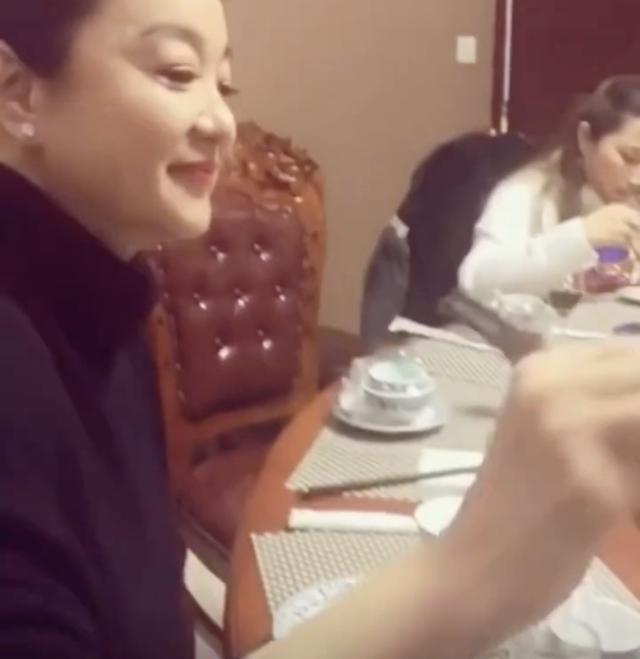 林青霞|66岁林青霞近况曝光，与摄影师谈新工作，傲娇小表情还原东方不败