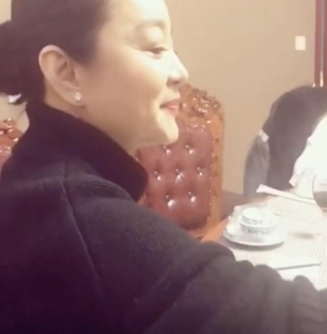 林青霞|66岁林青霞近况曝光，与摄影师谈新工作，傲娇小表情还原东方不败