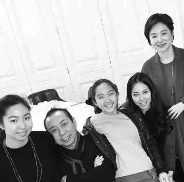 林青霞|66岁林青霞近况曝光，与摄影师谈新工作，傲娇小表情还原东方不败