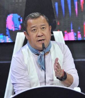 曾志伟老婆在2020年8月病逝,当时的他也是感觉整个人很憔悴,虽然夫妻