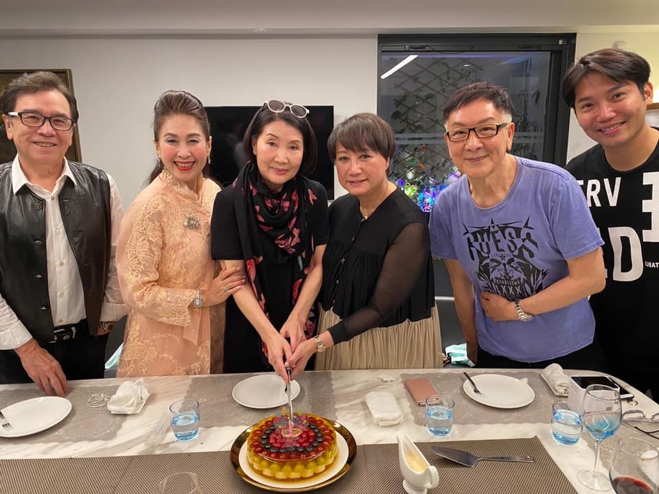 洪金宝|洪金宝韩国前妻近照，打扮时髦贵气十足，生3儿1女离婚29年仍单身