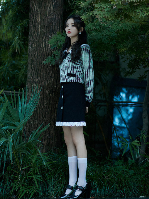 杨超越"直角腿"走红网络!侧面无丝毫赘肉,体重一看就没过百_腾讯新闻