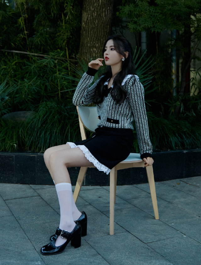 杨超越"直角腿"走红网络!侧面无丝毫赘肉,体重一看就没过百_腾讯新闻