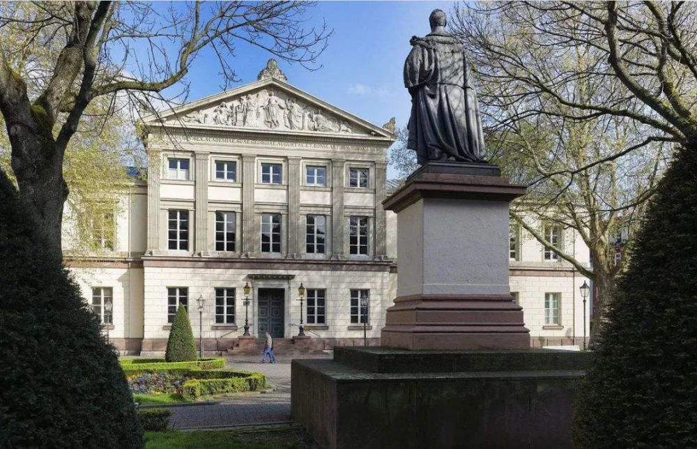 在一个男性主导的法学界女性学者怎么办