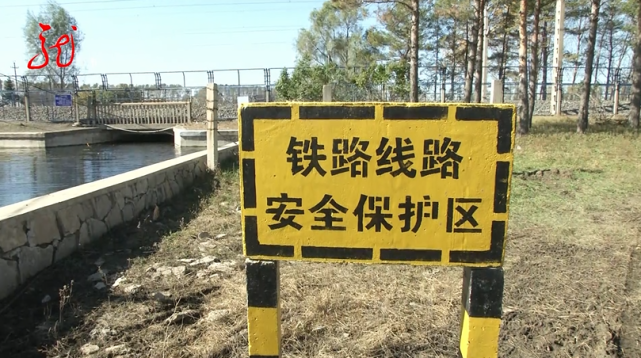 三米多高的涵洞变成了近三米深的水渠