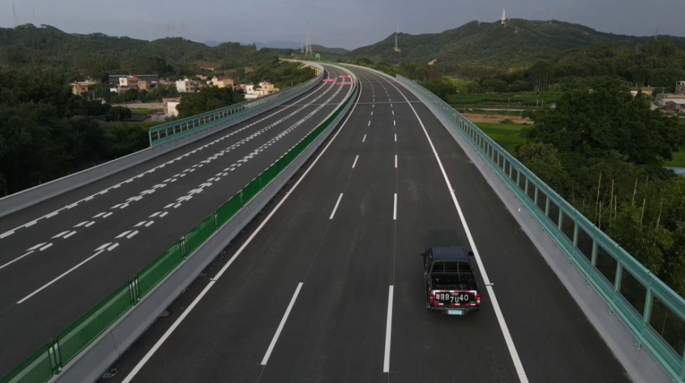 在未来5年,佛冈在交通方面将完善高速公路,国道的主通道网络.