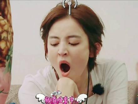 看古力娜扎打哈欠好像几天没睡样子,明星也是正常人,打哈欠的样子也是