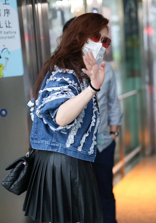 霍思燕|真怀了？霍思燕被疑怀二胎后首现身，小腹明显隆起，衣着宽松孕味浓