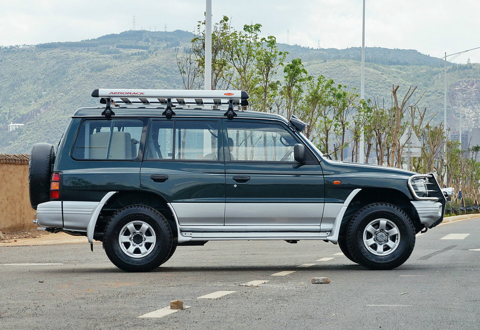 猎豹黑金刚问世挑战爬坡展示性能国产越野车能挺直腰板了