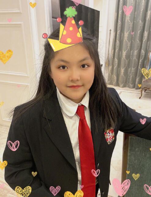 王诗龄|李湘晒女儿穿校服美照，11岁王诗龄瘦了许多，变瓜子脸美过妈妈