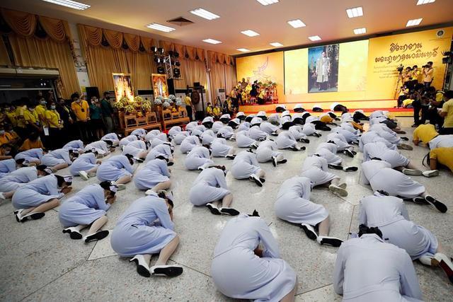 匍匐跪地悼念死去泰王,反对派却在暴动不止|普密蓬·阿杜德|泰王|泰国