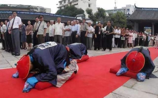 中国有24个朝代,为何只有清朝的官员自称奴才?真正原因让人心痛