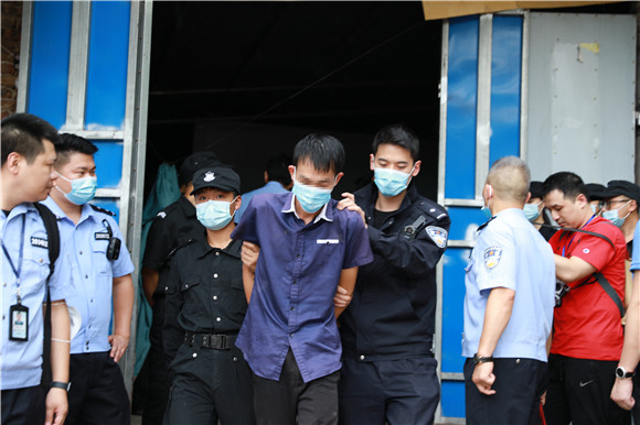 重庆警方破获特大制售假烟团伙案 涉案金额5000余万元