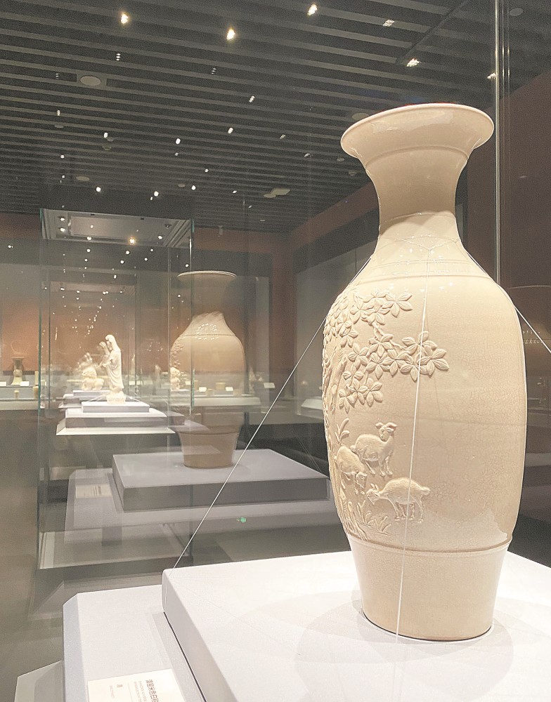 清代漳窑米色白釉堆贴三阳开泰纹瓷瓶杜正蓝 摄