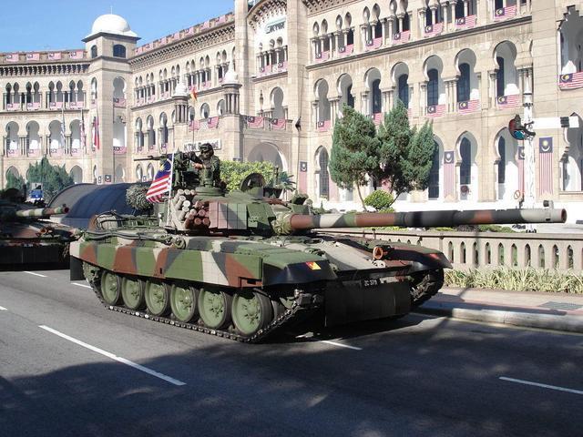 不敢再充大款 波兰买美国货把钱花光 升级t 72坦克充数省着钱花 腾讯新闻