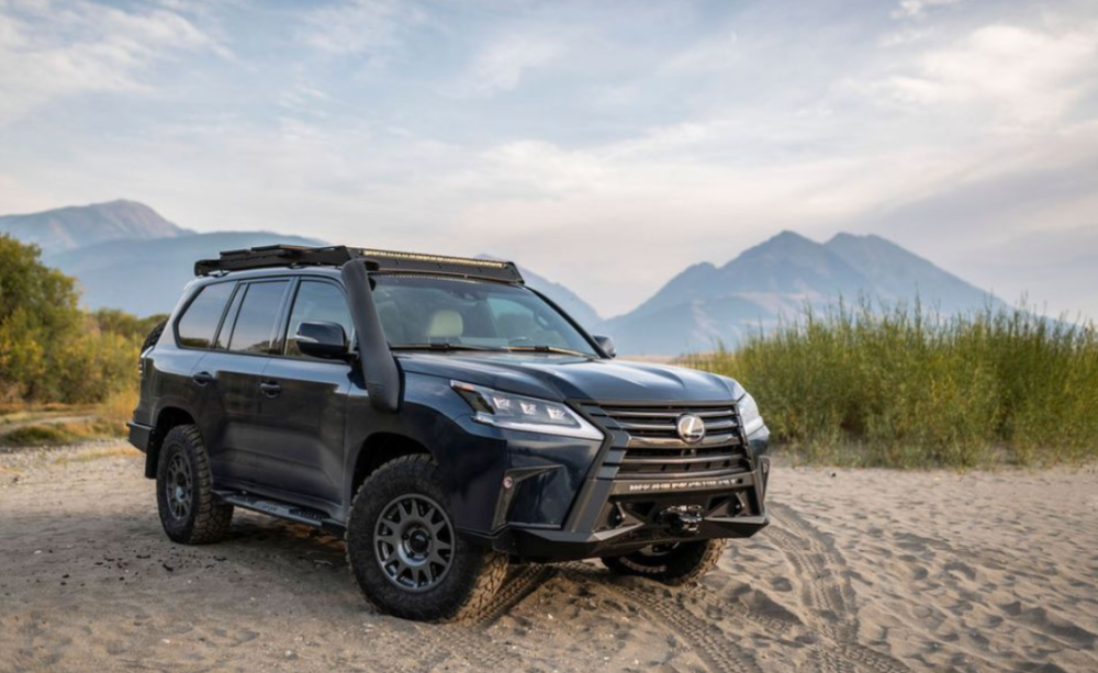 雷克萨斯赞助给她们的赛车,就是称为j201的雷克萨斯lx570改装的越野车