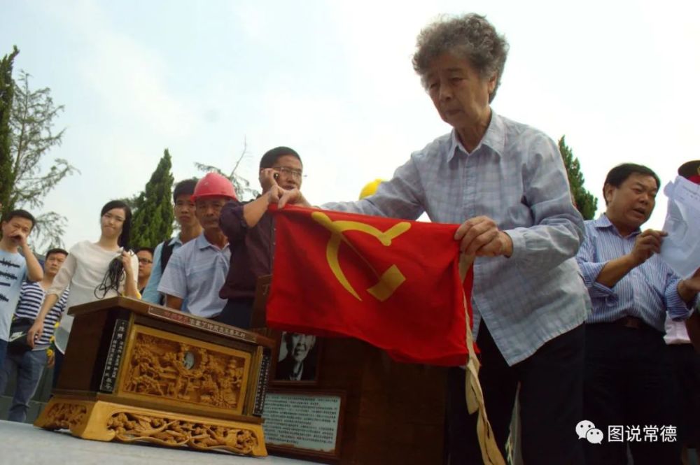 图为2014年10月11日上午,丁玲之子蒋祖林,女儿蒋祖慧在丁玲墓前摆放