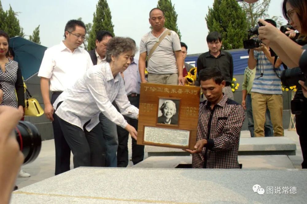 图为2014年10月11日上午,安葬好后的丁玲墓图为2014年10月11日上午