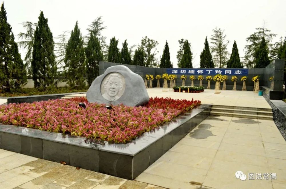 图为2014年10月11日上午,丁玲墓前的雕像.