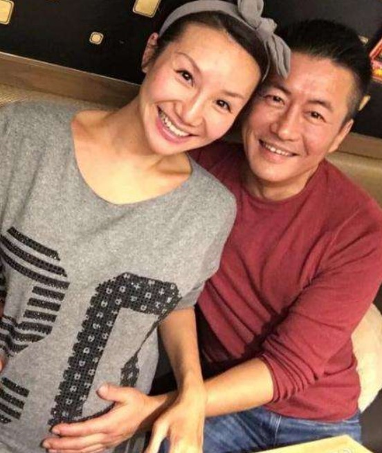 闪婚高曙光,交往小9岁靳东,53岁江珊小15岁男友不输前任