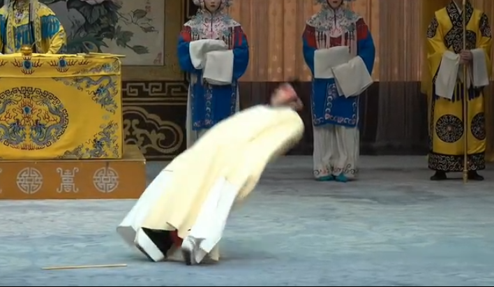 戏曲僵尸躺难度系数极高国粹该如何传承那一刻我心疼了