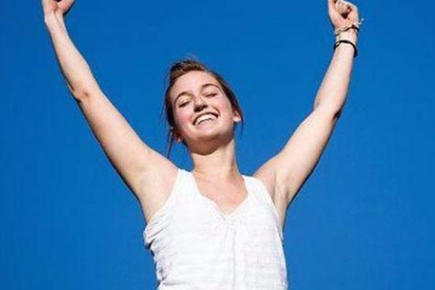 腋臭|腋下一出汗就有狐臭异味怎么办？狐臭和汗臭有什么区别？