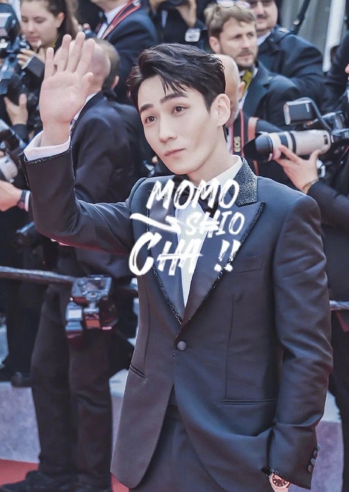 一阵风把朱一龙的刘海吹起,他超高的发际线一览无遗,也难怪站姐吐槽"