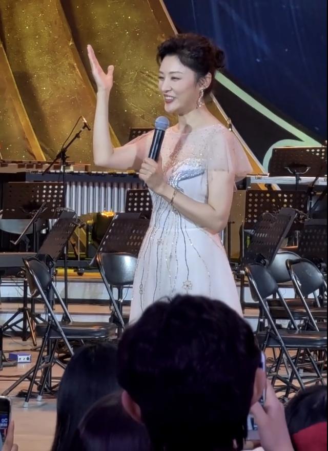 等到临退场的时刻,周涛弯腰向观众致意,临走不忘与大家聊天互动.