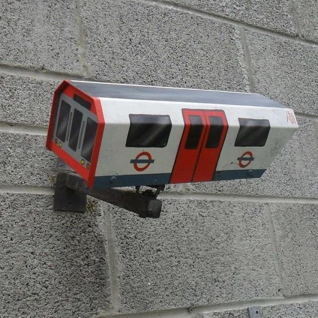 街头艺术|英国“流浪汉”的30张涂鸦照片，破砖烂瓦玩成这样，你考虑它们的感受了么