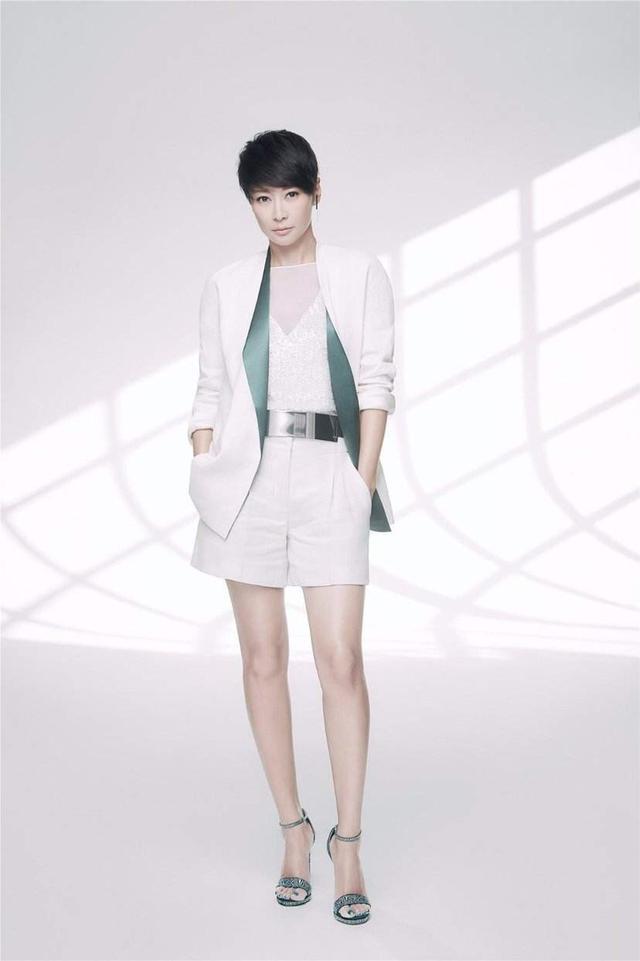 梁静满头银丝穿白色成套西装气场盖过身高190的老公管虎