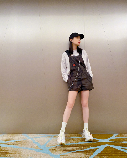 金鹰女神|一出好戏？谭松韵经纪人点赞“陪跑”金鹰女神，宋茜备受观众质疑