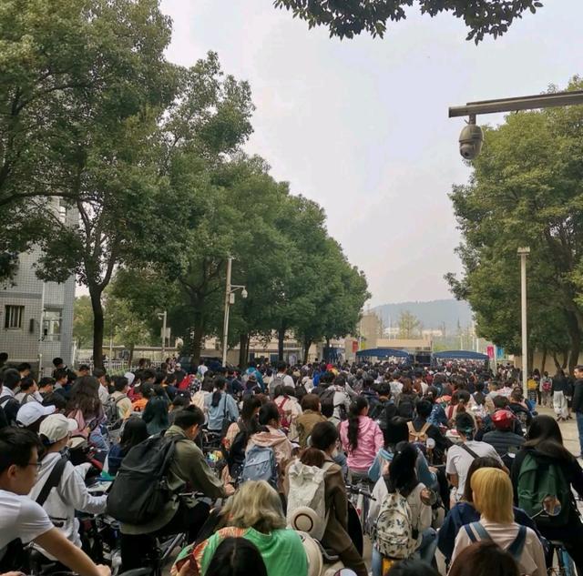 中南大学校园拥挤事件实拍,学生吐槽:只留一个门供上万人出入!