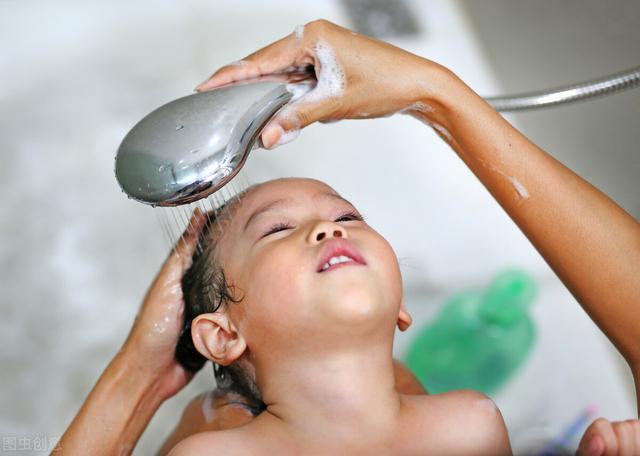 洗头发而幼儿园的小朋友来自不同的家庭,每个家庭有着不同的教育理念