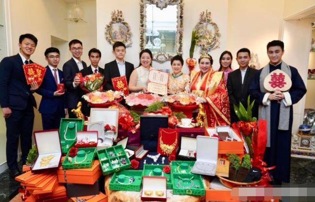 何超盈|何超盈晒女儿近照，一岁学乘法口诀毫无压力，遗传了辛奇隆的高智商