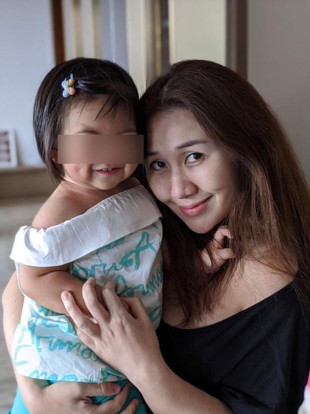 何超盈|何超盈晒女儿近照，一岁学乘法口诀毫无压力，遗传了辛奇隆的高智商