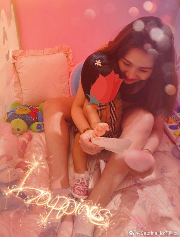 何超盈|何超盈晒女儿近照，一岁学乘法口诀毫无压力，遗传了辛奇隆的高智商