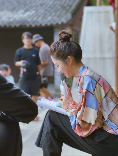 金鹰女神|一出好戏？谭松韵经纪人点赞“陪跑”金鹰女神，宋茜备受观众质疑