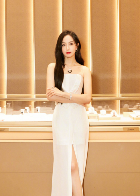 金鹰女神|一出好戏？谭松韵经纪人点赞“陪跑”金鹰女神，宋茜备受观众质疑