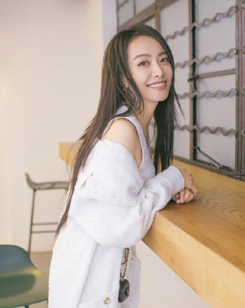 金鹰女神|一出好戏？谭松韵经纪人点赞“陪跑”金鹰女神，宋茜备受观众质疑